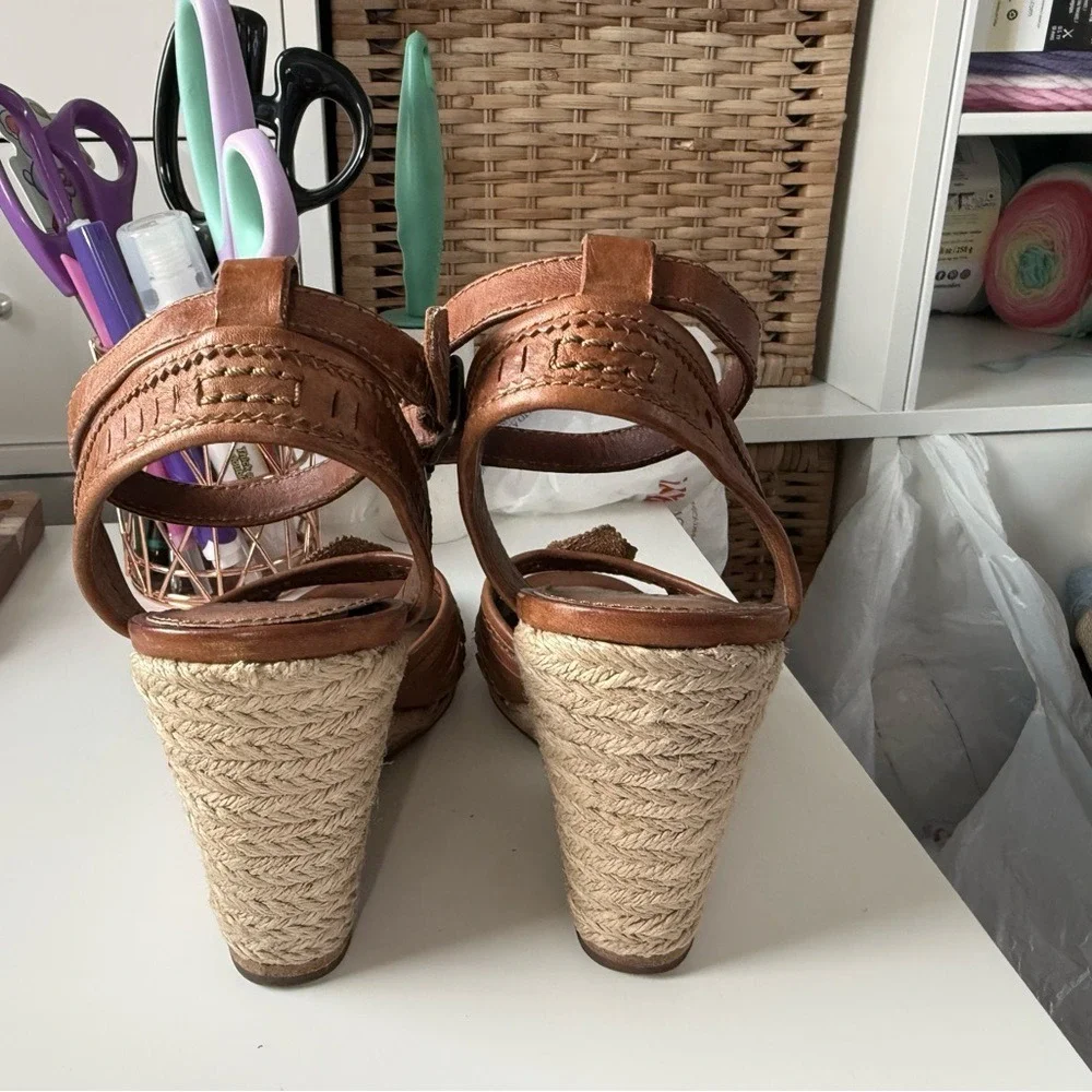 Frye Brown Leather Wedge Sandals Stacked Heel 3413854-BRN Size 7.5M‎